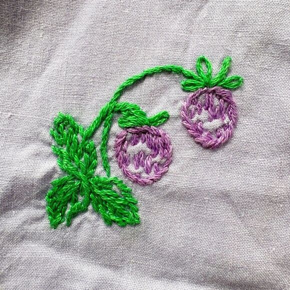 51” Apron Vintage Cottagecore MCM Floral Embroidered Berries - Picture 2 of 7